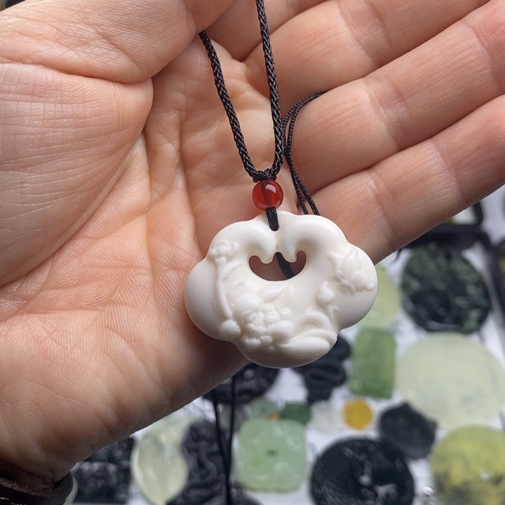 蛇纹石玉颈饰合金