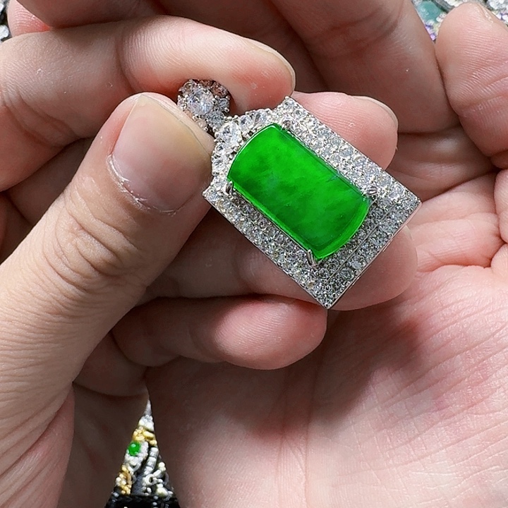 翡翠颈饰未镶嵌天然A货翡翠放漏