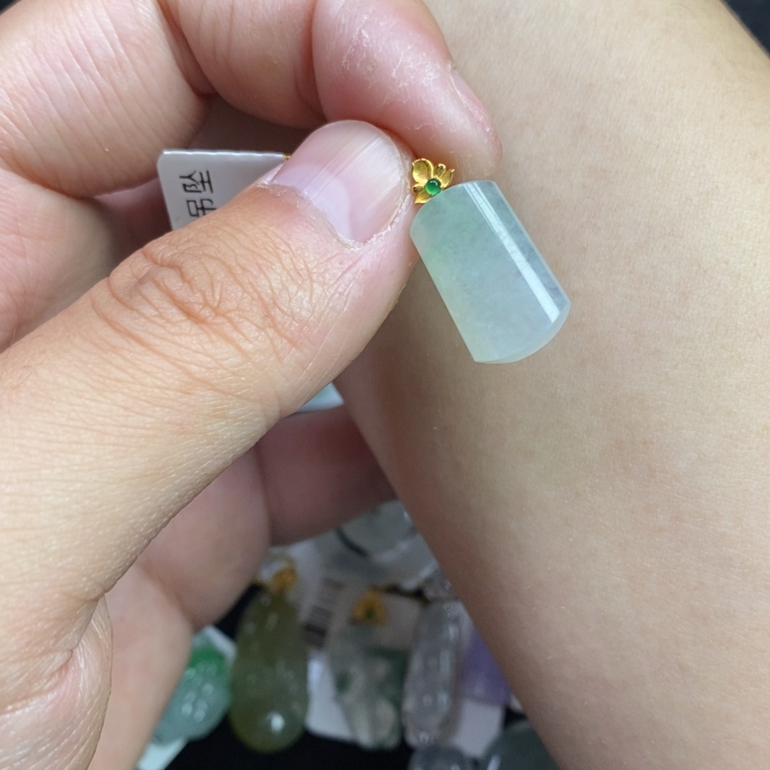 翡翠18K金镶嵌颈饰无事牌