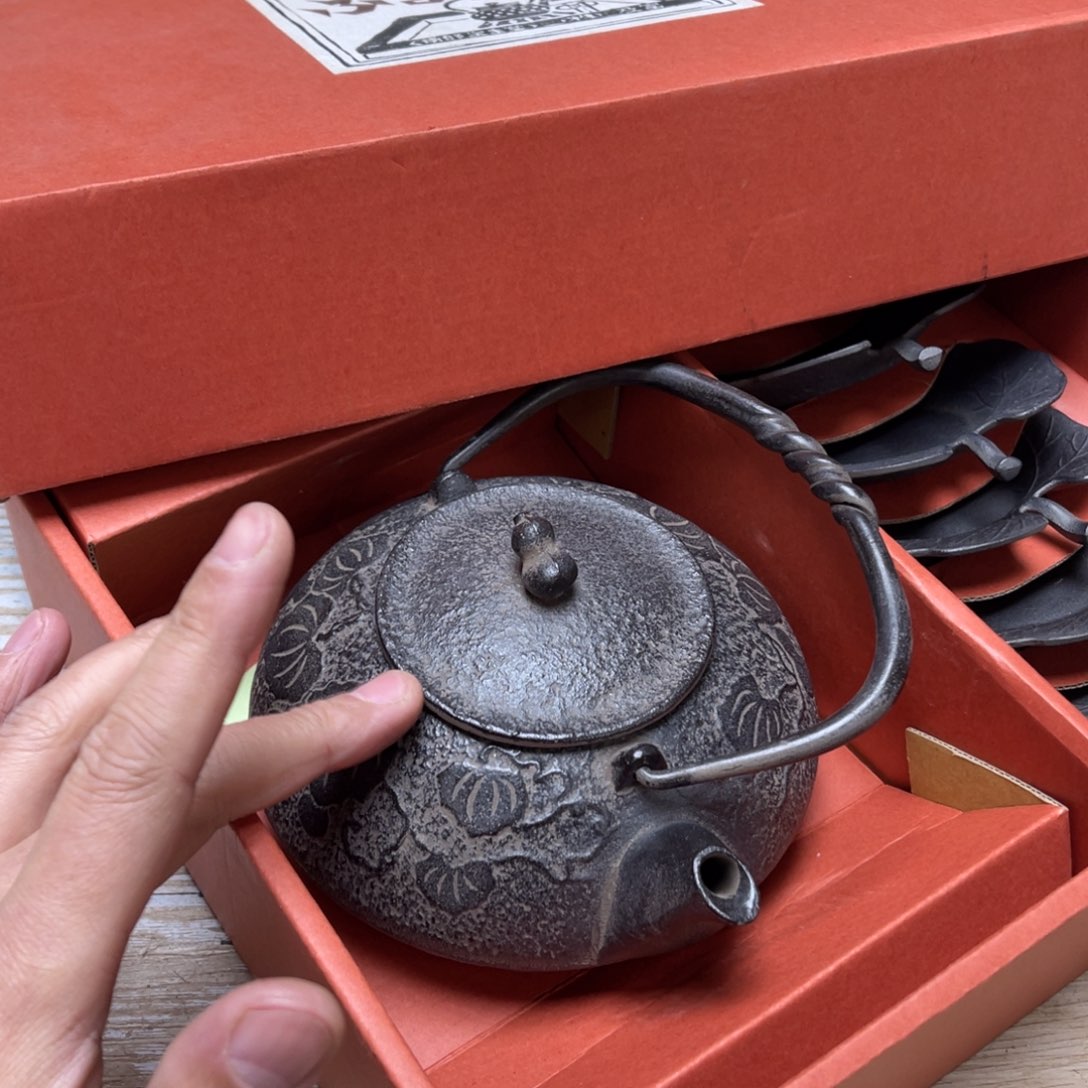 瓷片人*密密麻麻地排列着