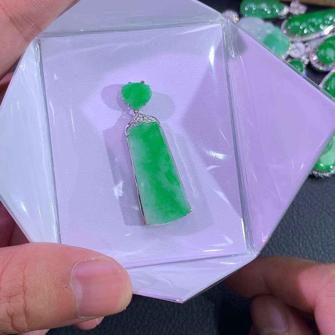 翡翠吊坠(赠链)18K金镶嵌