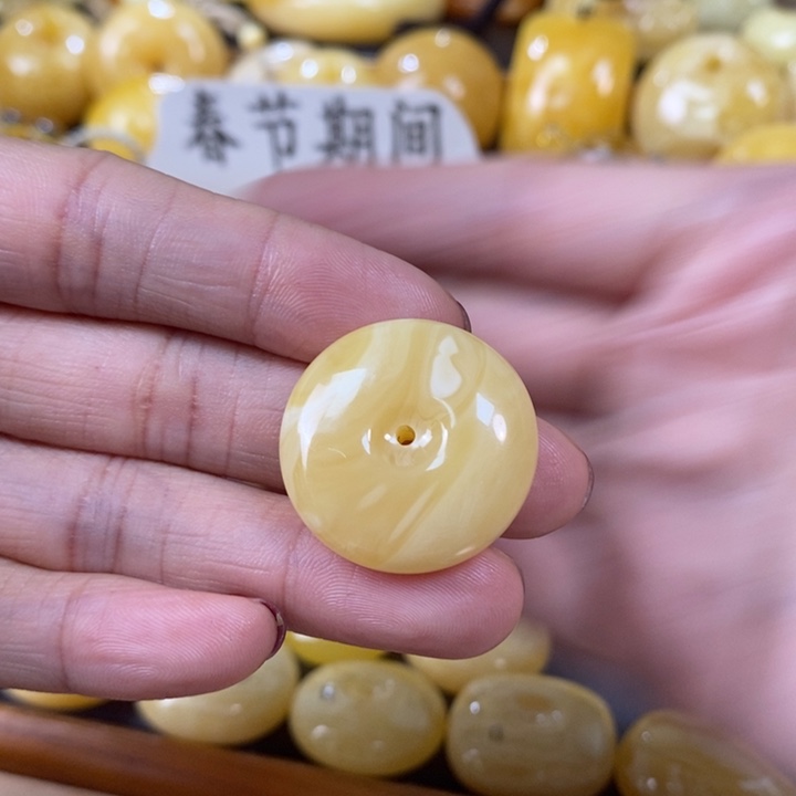 琥珀颈饰未镶嵌平安扣
