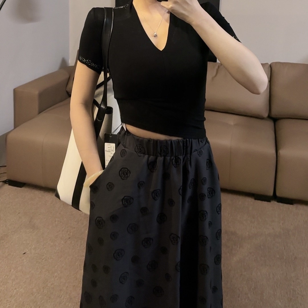 【OS&oneshow】2025春夏新款高级灰气质显瘦短袖上衣山茶花伞裙套装