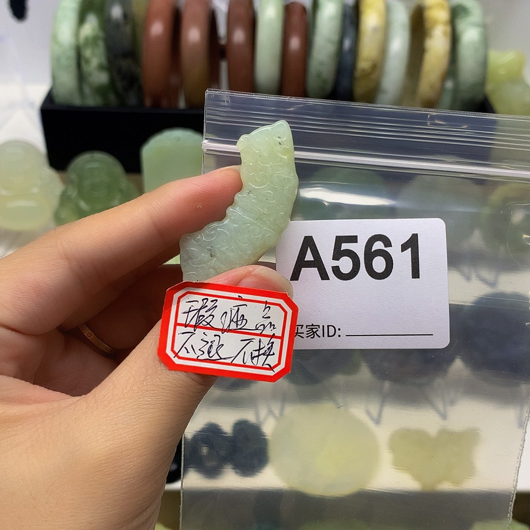 蛇纹石玉颈饰合金