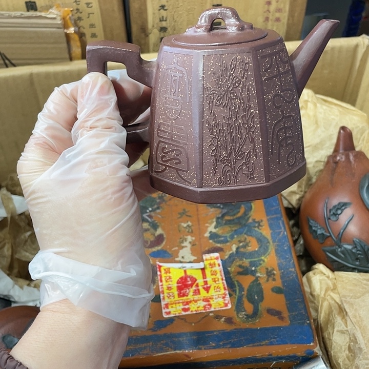紫砂茶壶矿泥料，纯手工制作的一把紫砂壶。