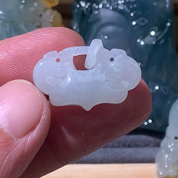 初***遇翡翠未镶嵌颈饰如意锁