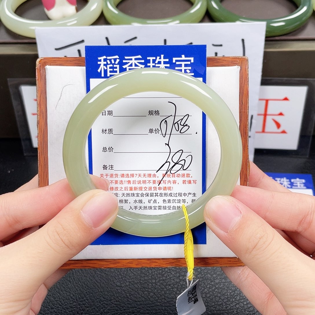 和田玉手镯未镶嵌