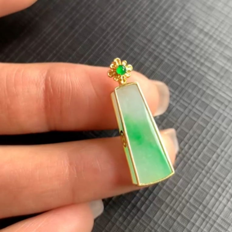 天然冰种缅甸翡翠吊坠