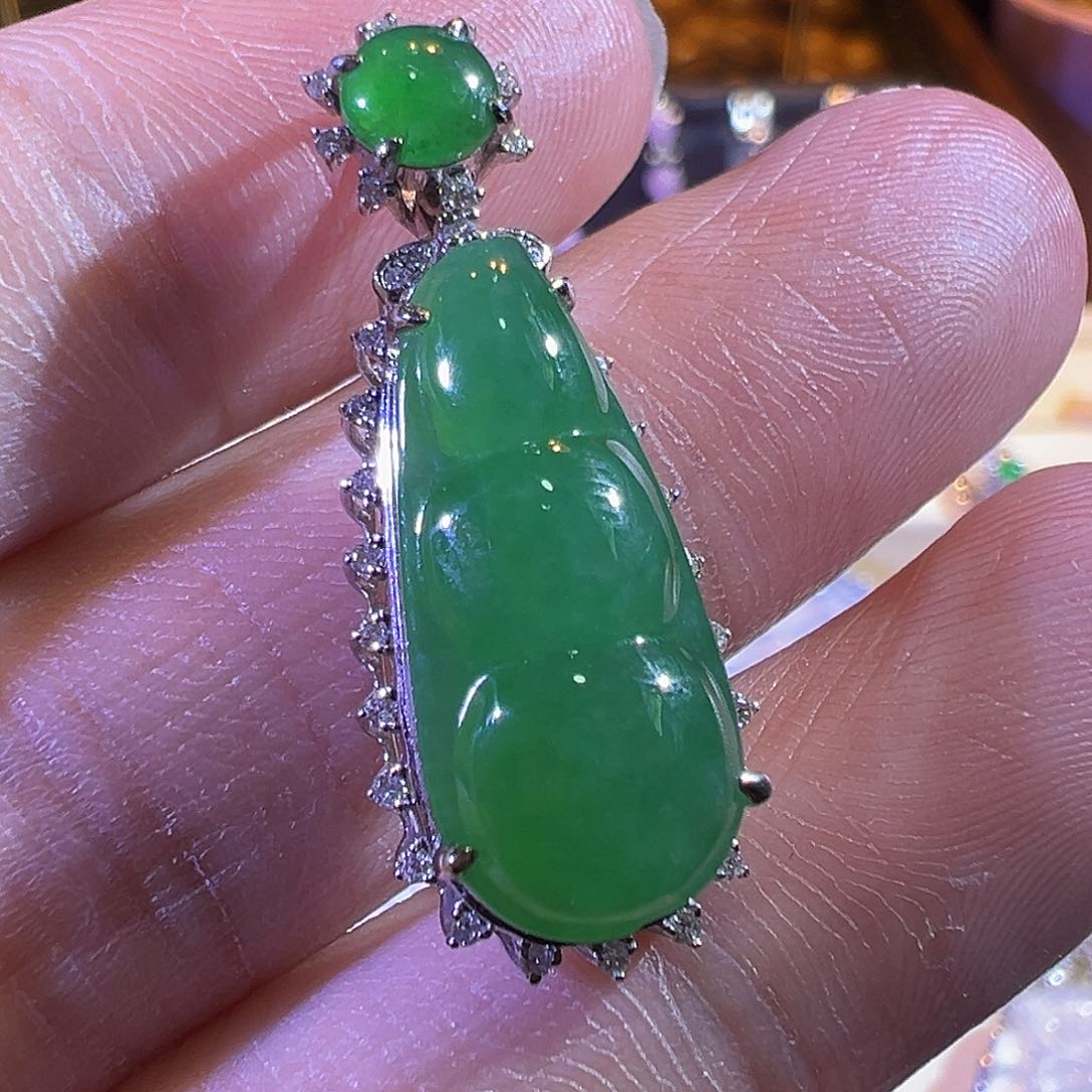 翡翠吊坠(赠链)18K金镶嵌满色福豆吊坠