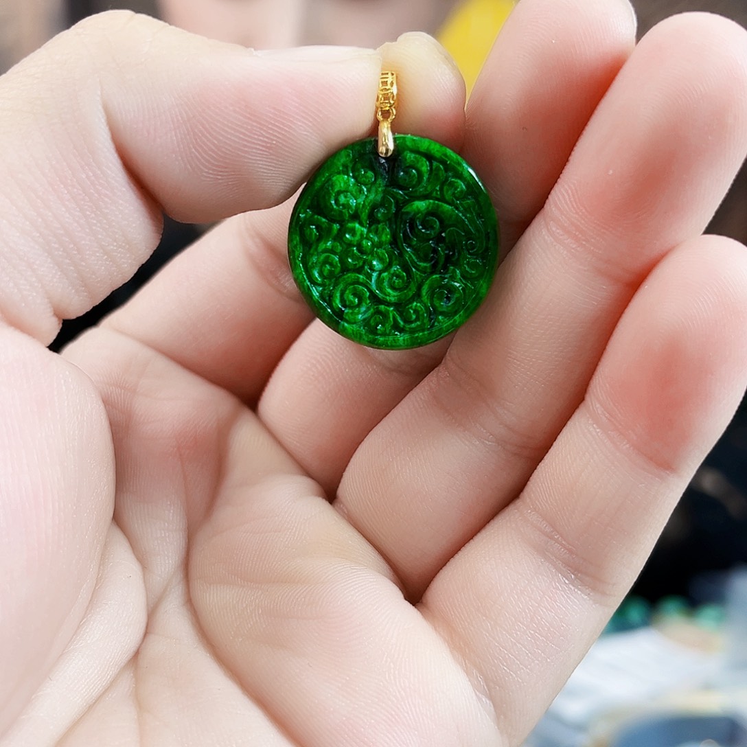 翡翠18K金镶嵌颈饰吊坠