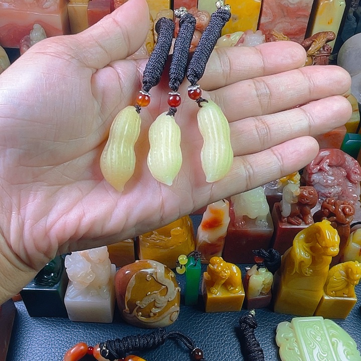 寿山石3件芙蓉花生挂件！