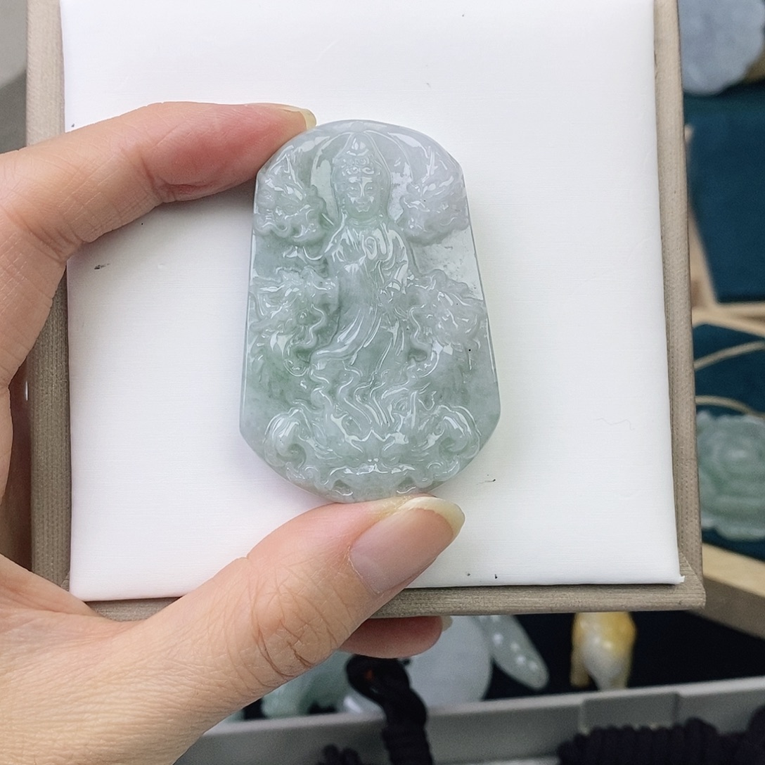 翡翠未镶嵌颈饰九龙观音