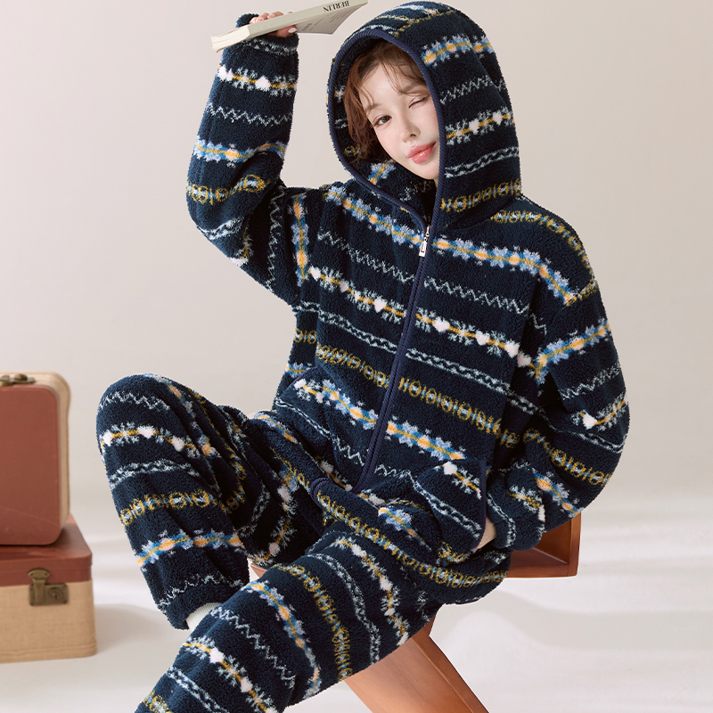 【费尔岛莎粒绒】秋冬天松弛感连帽可外穿保暖法兰绒家居服女士睡衣