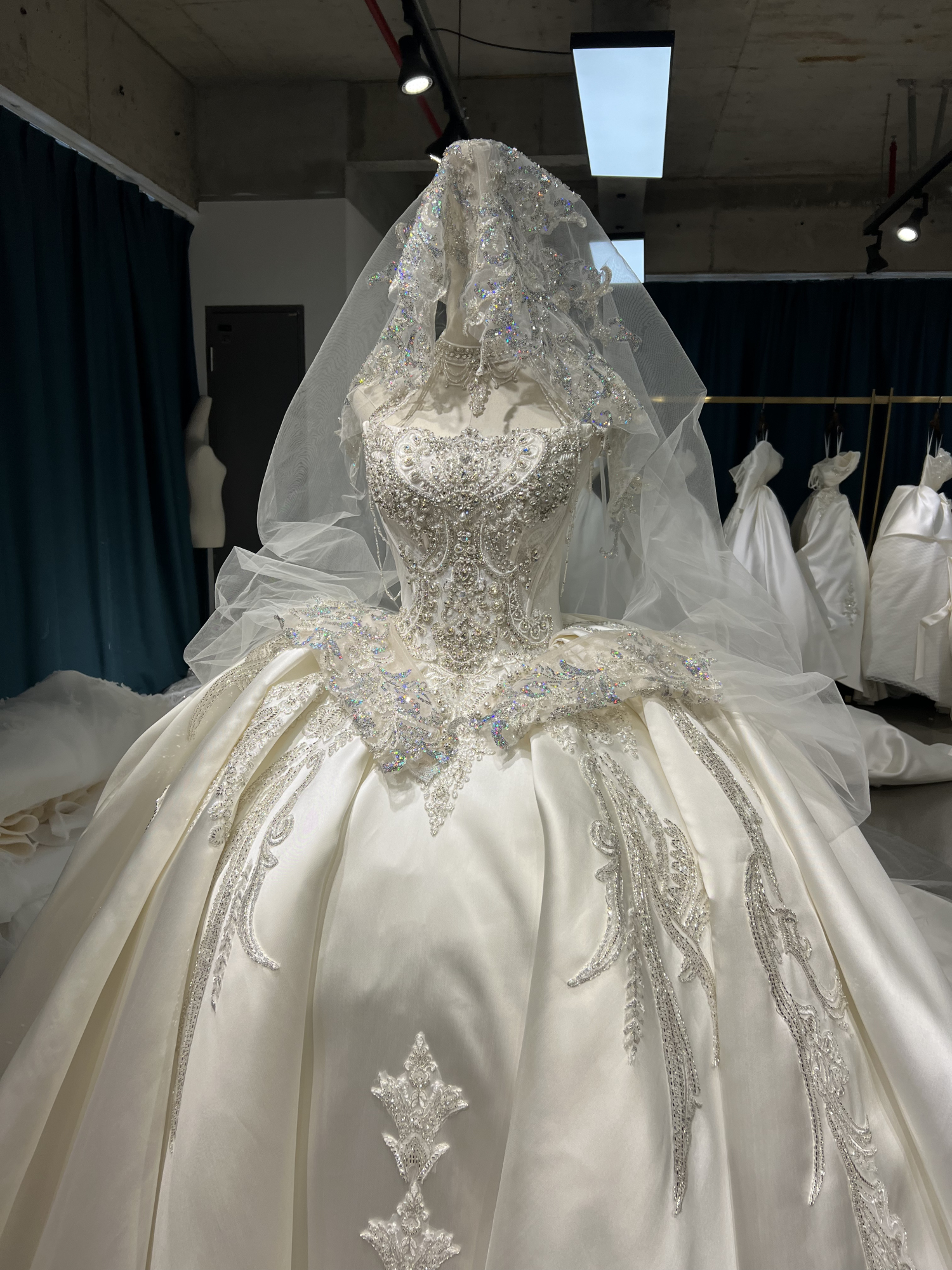 2025年新款抹胸重工 缎面婚礼主婚纱，配套大头纱