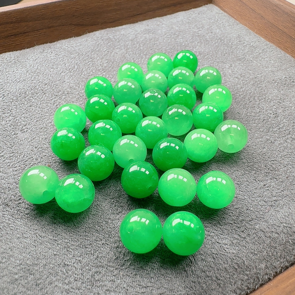 卡10mm 缅料A货翡翠 果阳绿 多样性发一颗