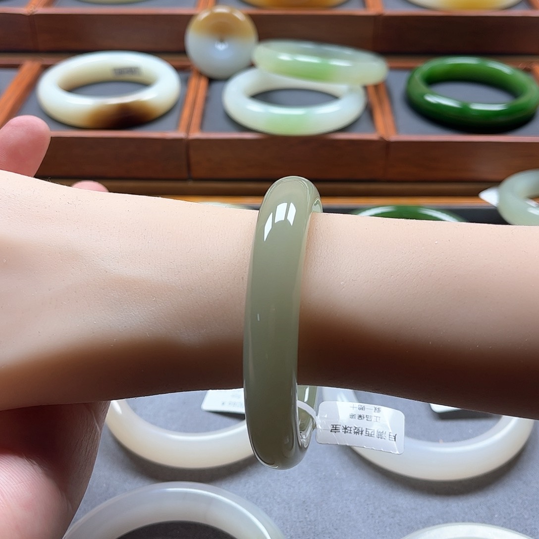 和田玉手镯未镶嵌