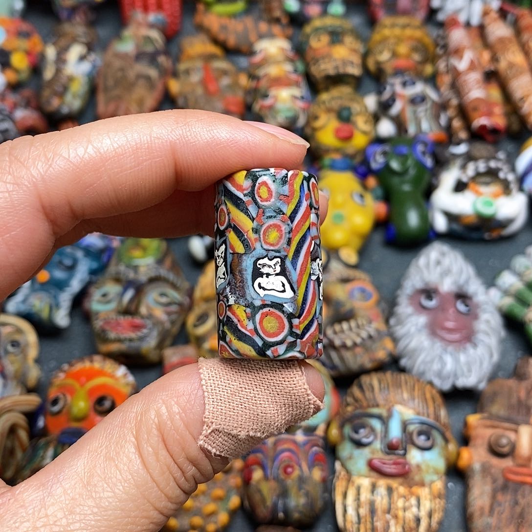 琉璃颈饰美女桶珠