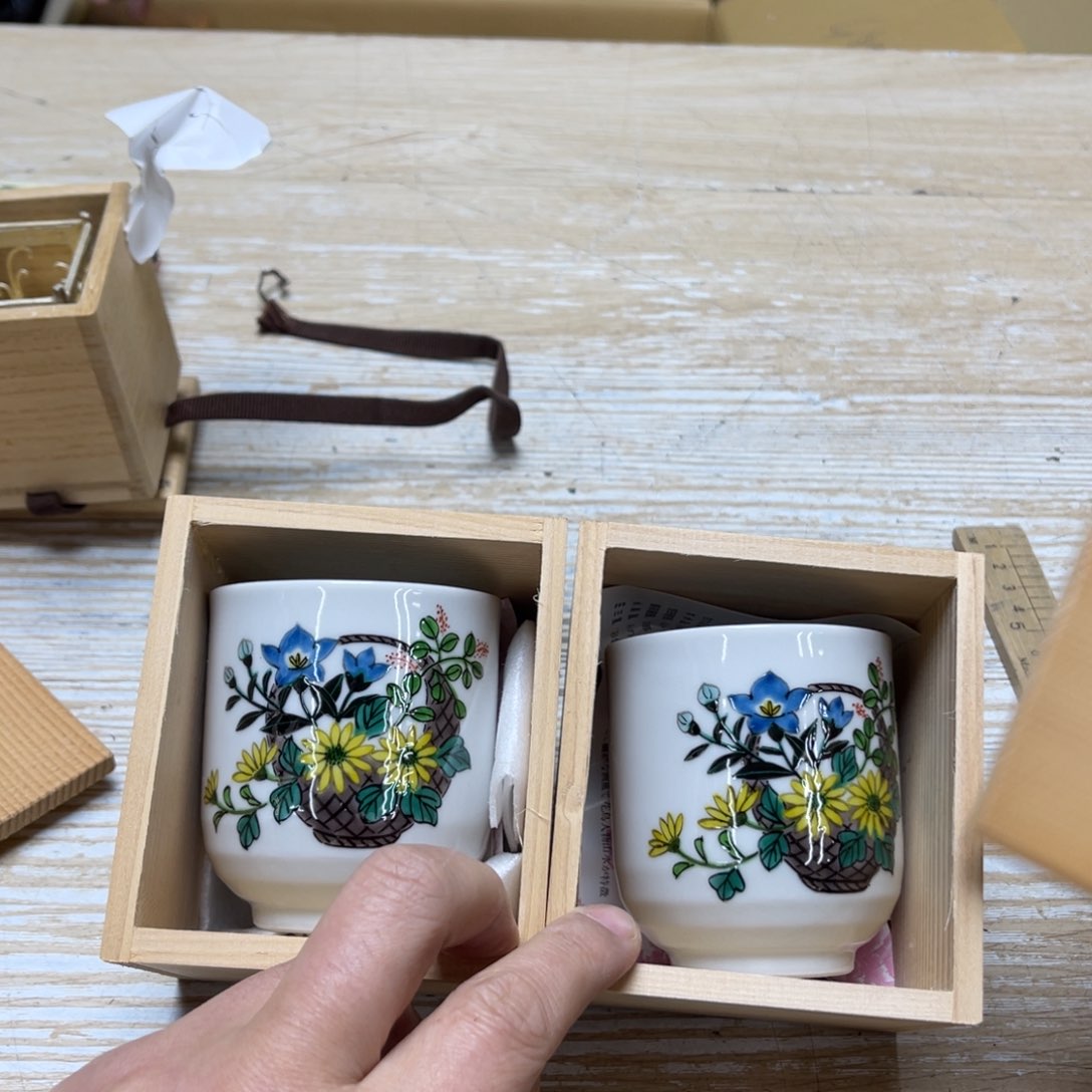 瓷片密密麻麻地排列着一个