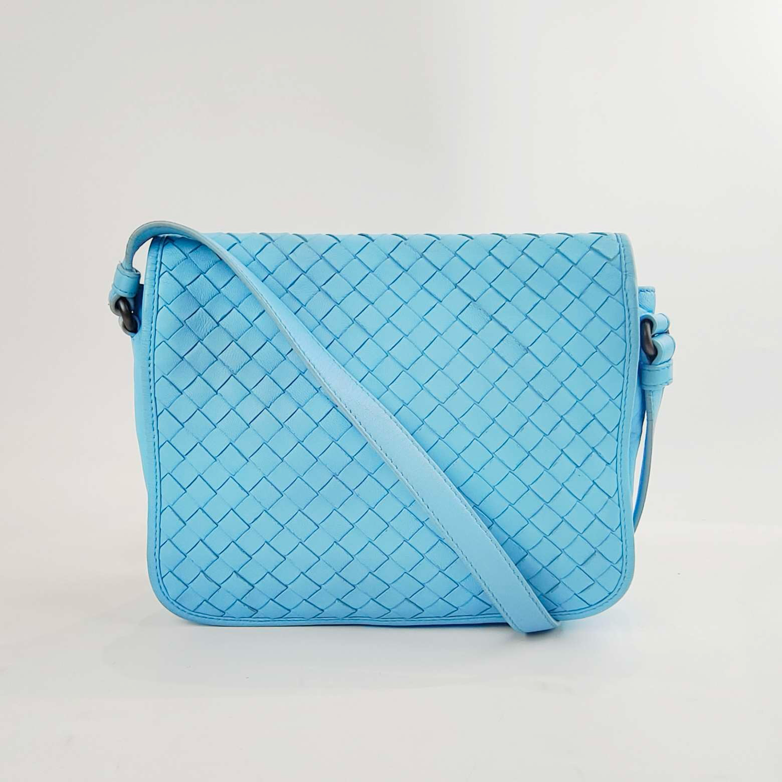 95新 BOTTEGA VENETA/葆蝶家 冰蓝色 经典编织翻盖斜挎包/0364