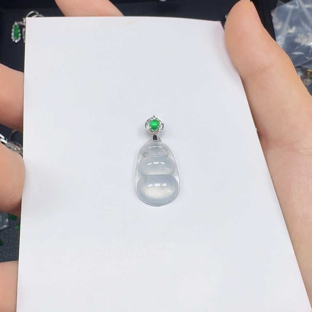 小***5翡翠18K金镶嵌颈饰一件