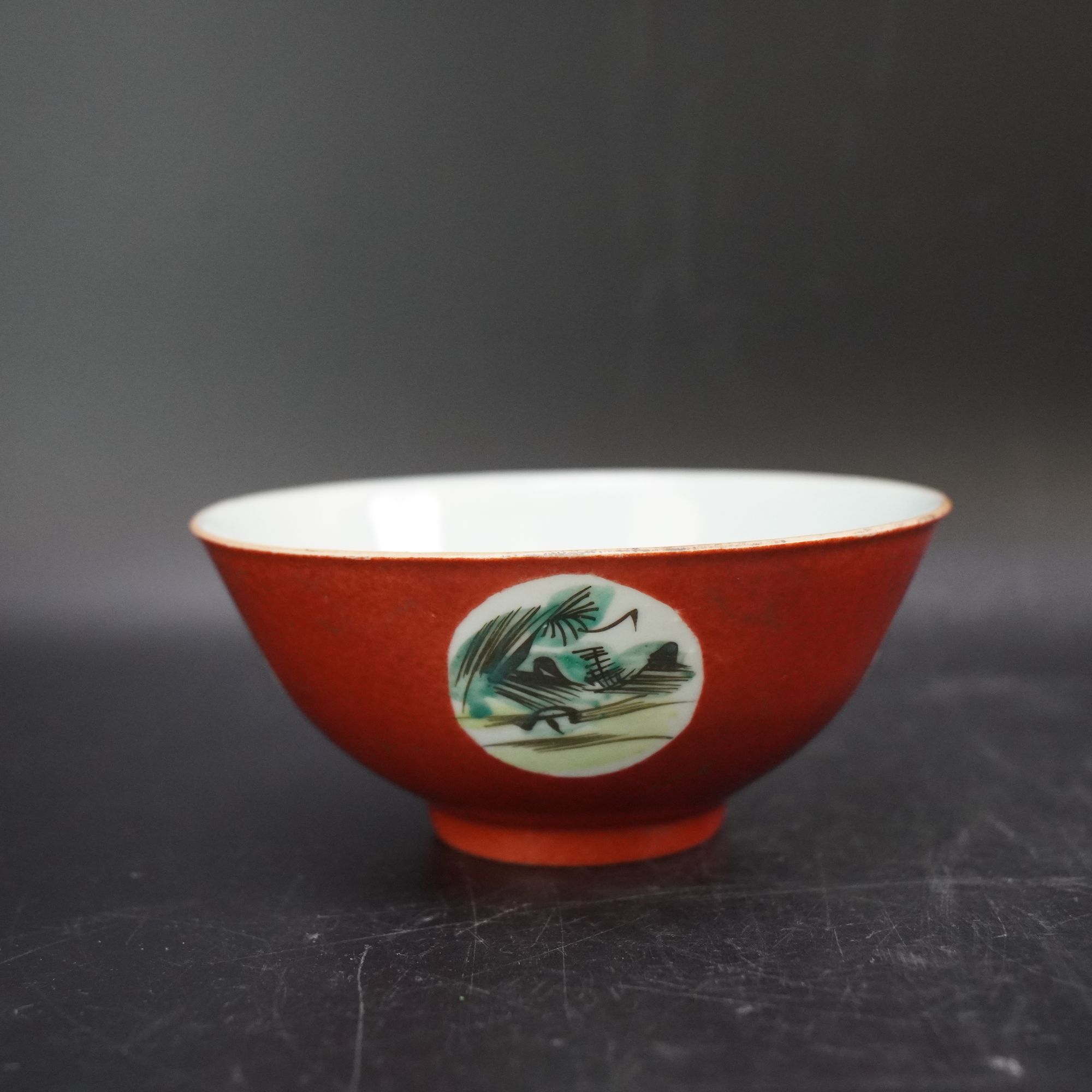 Lot.25080370清道光珊瑚红釉开窗山水纹碗 高：约7.2cm