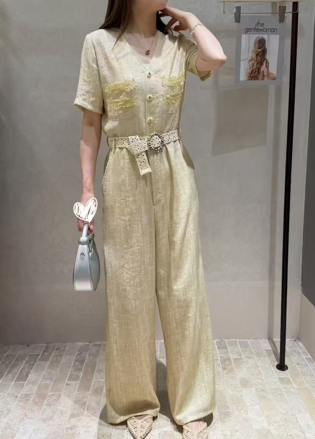 燕妮雅姿夏季新款时尚松弛感口袋刺绣V领短袖阔腿连体裤T811