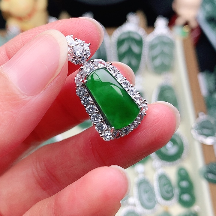 颈饰未镶嵌翡翠吊坠