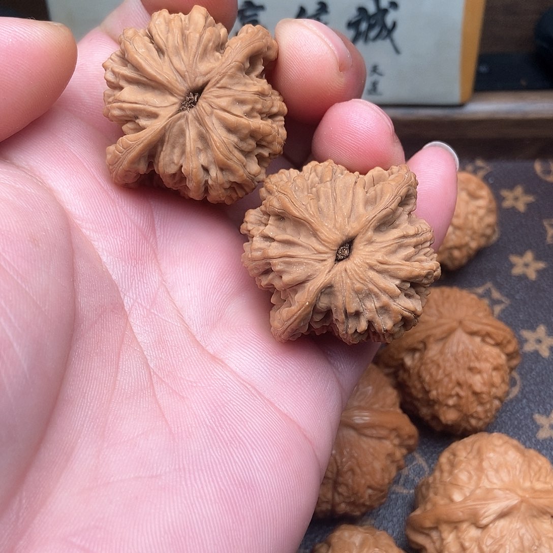 文玩核桃吊坠虎头