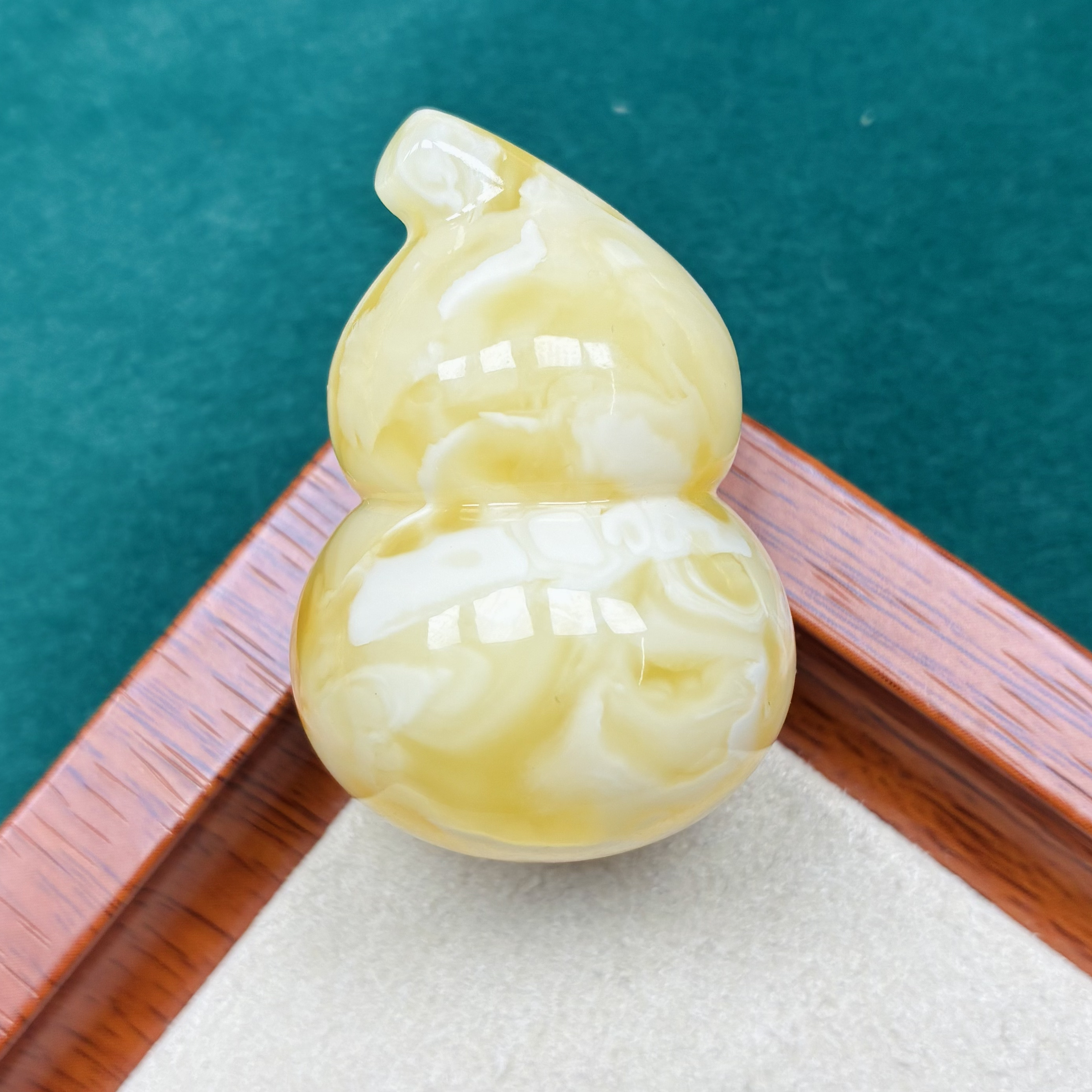 天然琥珀蜜蜡瓷白溶洞立体葫芦。抖音基地发货，带证书。