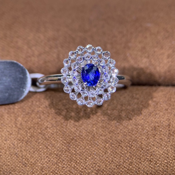 18k金天然蓝宝石戒指 太阳花款式蓝宝石戒指时尚大气蓝色宝石戒指