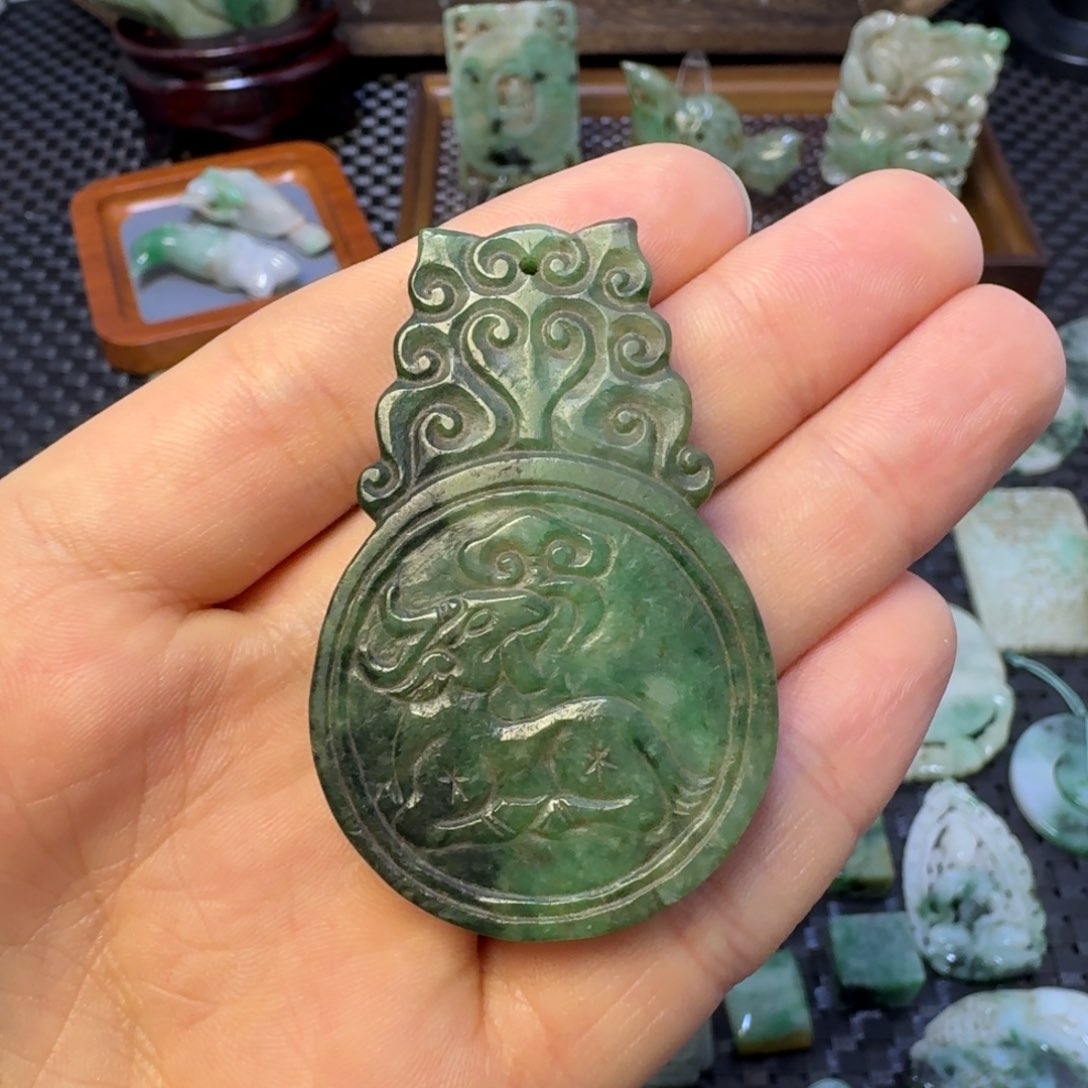 翡翠颈饰未镶嵌剑**三翡翠颈饰未镶嵌..