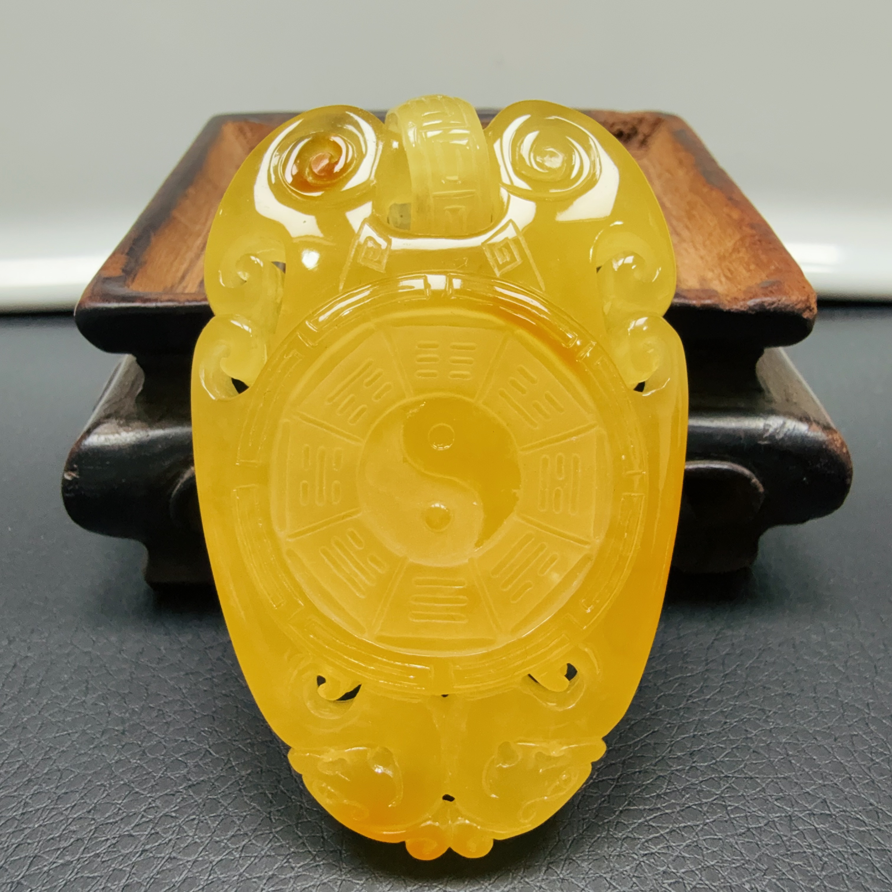 【伟伟鉴定】蜜蜡 仿古镂空雕刻牌子 67×43×18 时尚百搭饰品