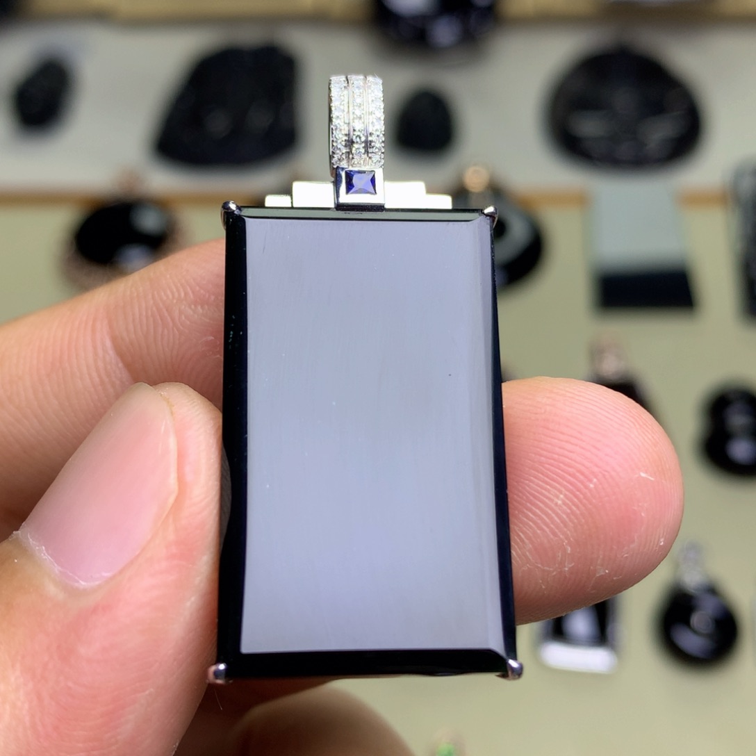 颈饰18K金镶嵌翡翠墨翠无事牌