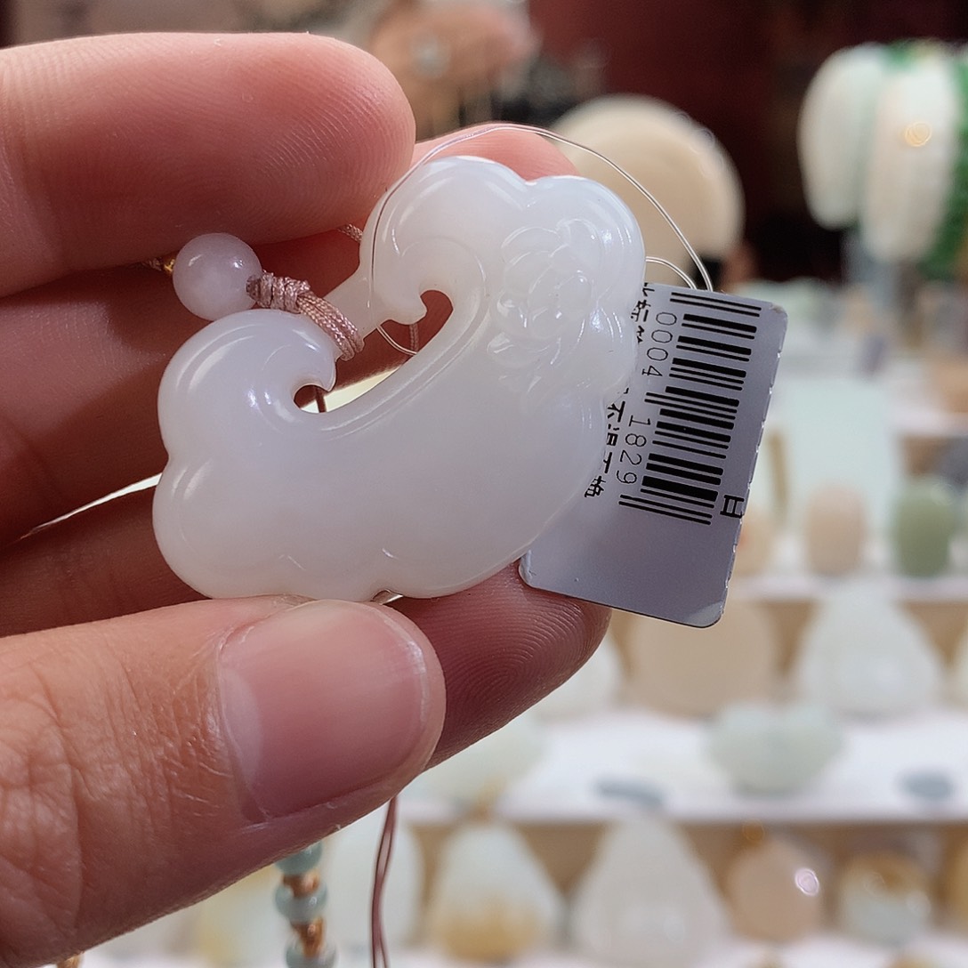 和田玉颈饰未镶嵌钟*。