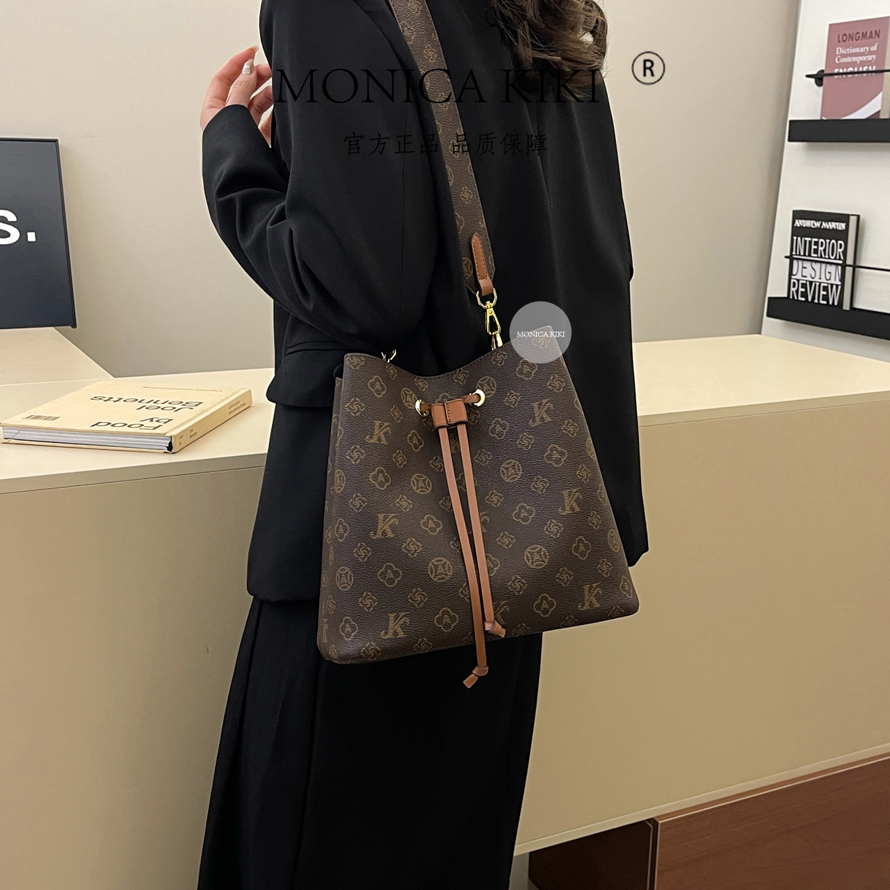 MONICA KIKI/莫妮卡奇奇百搭经典复古抽绳大水桶包宽肩带斜挎包