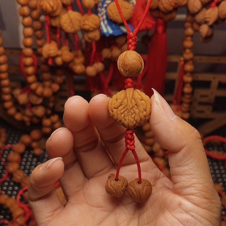 木质类龙纹桃枭挂件