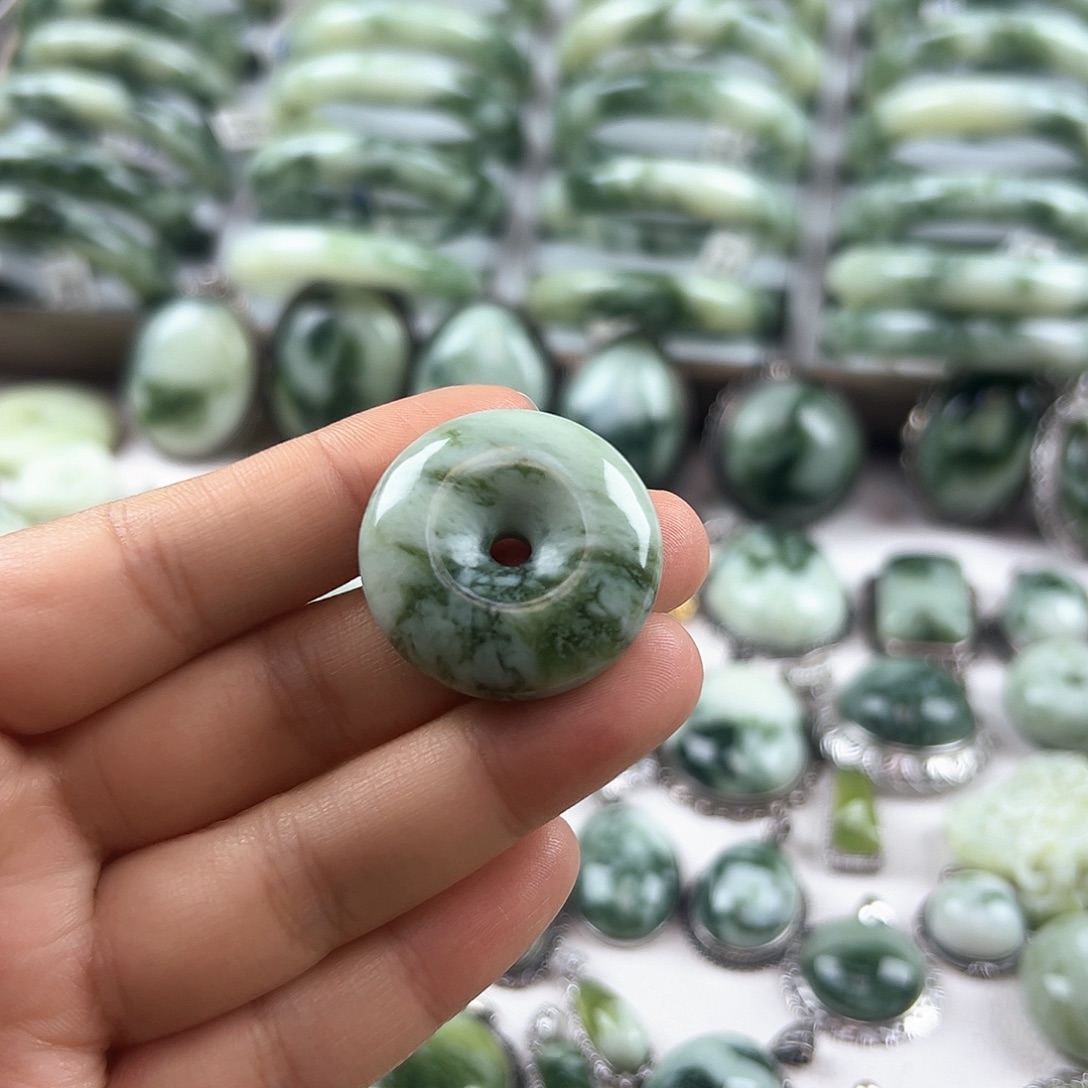 未镶嵌蛇纹石玉颈饰