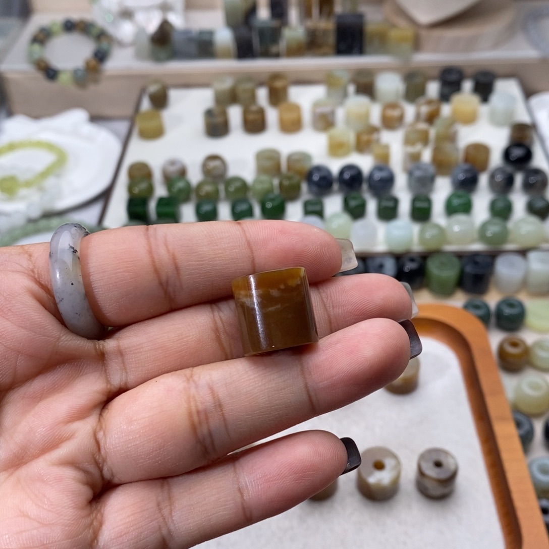 梦***李和田玉未镶嵌颈饰买断不退换