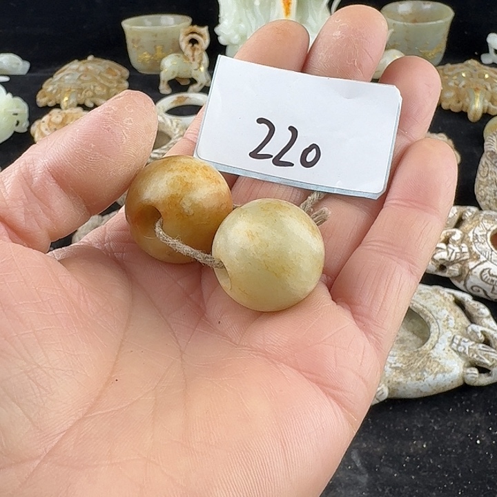 小***姐和田玉未镶嵌颈饰