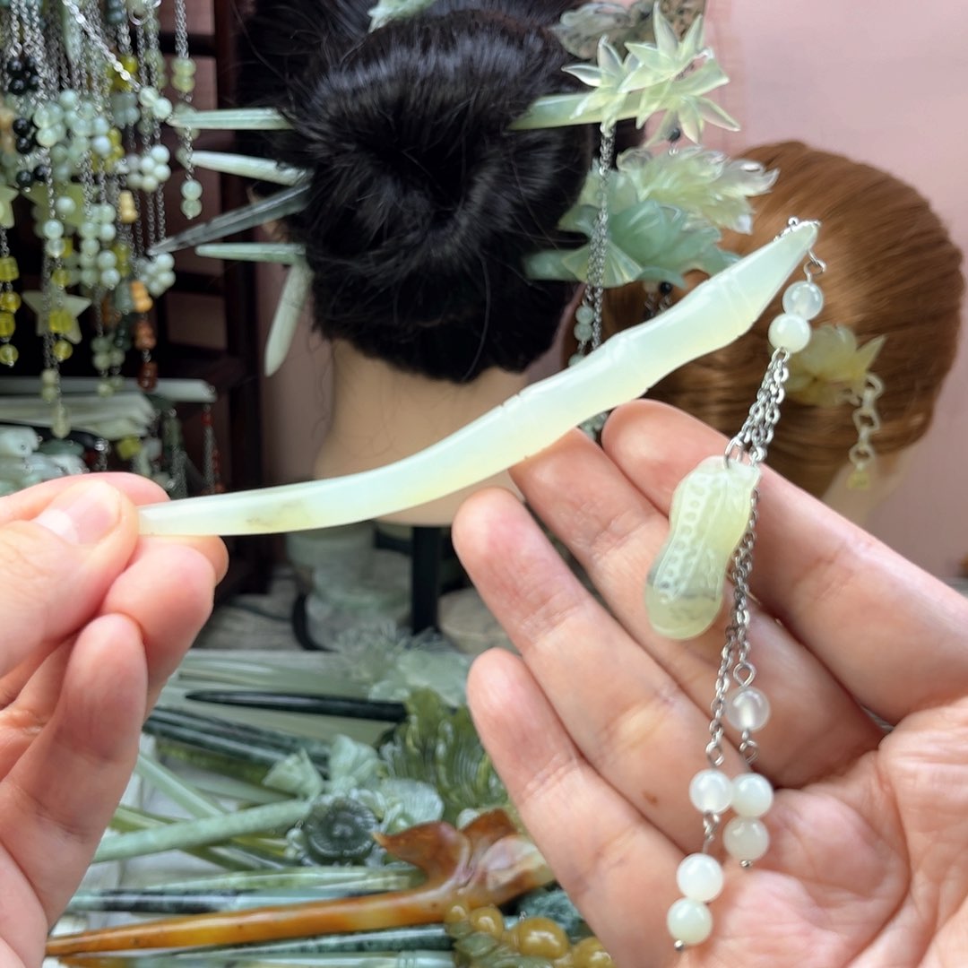 蛇纹石玉发饰未镶嵌长度14.5厘米左右，立体花生流苏簪