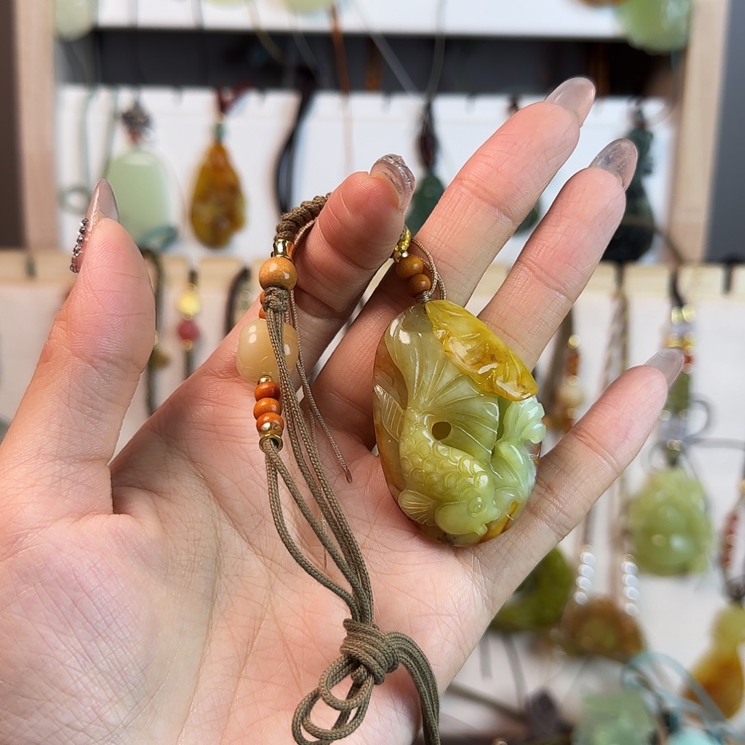 浅***暖蛇纹石玉未镶嵌颈饰