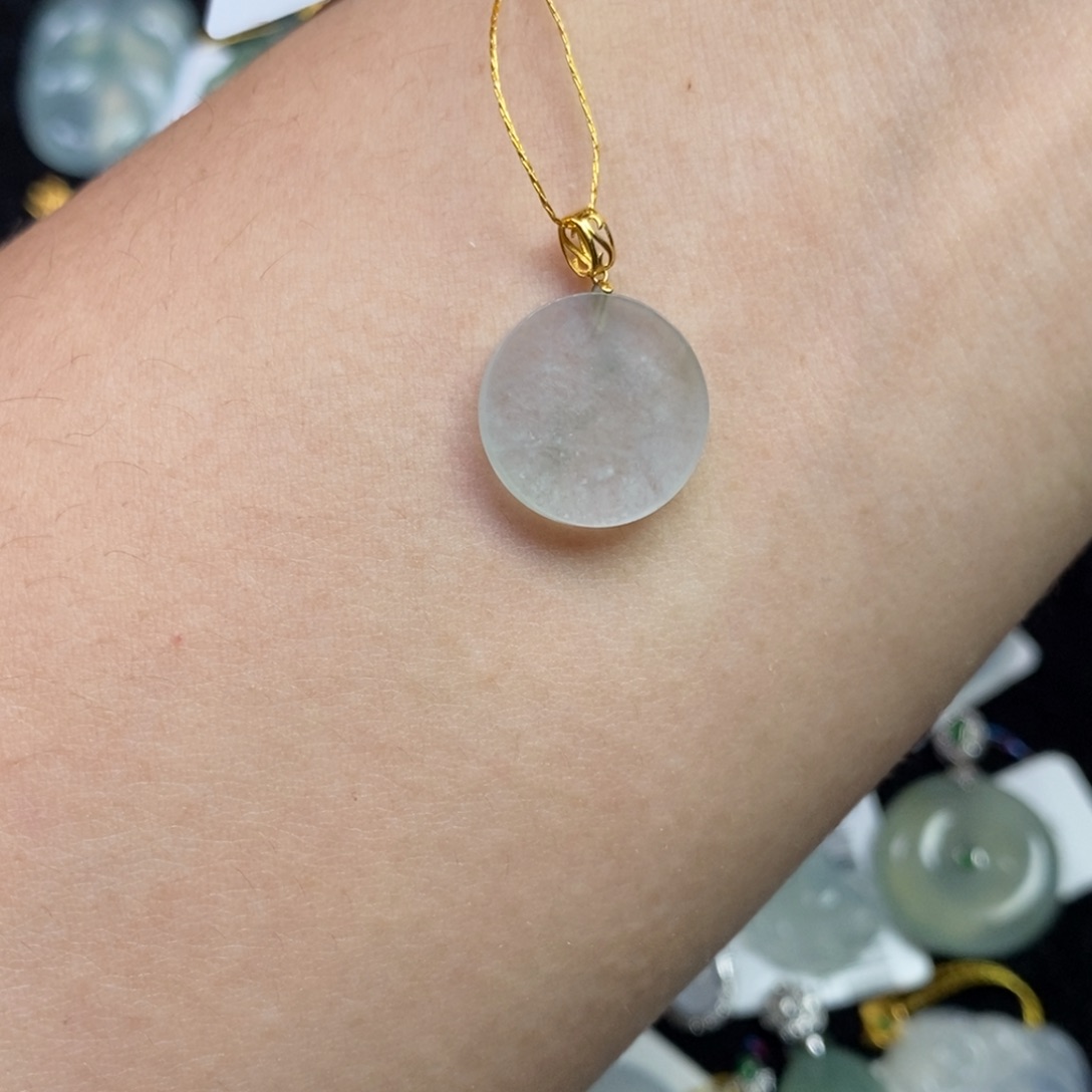 翡翠18K金镶嵌颈饰无事牌