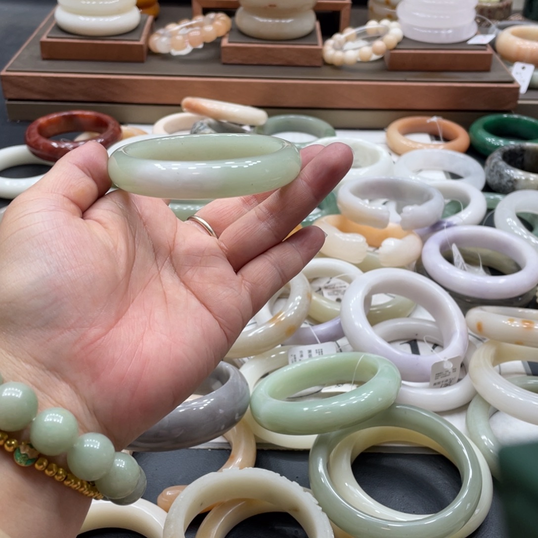 乱***哥石英质玉手镯未镶嵌