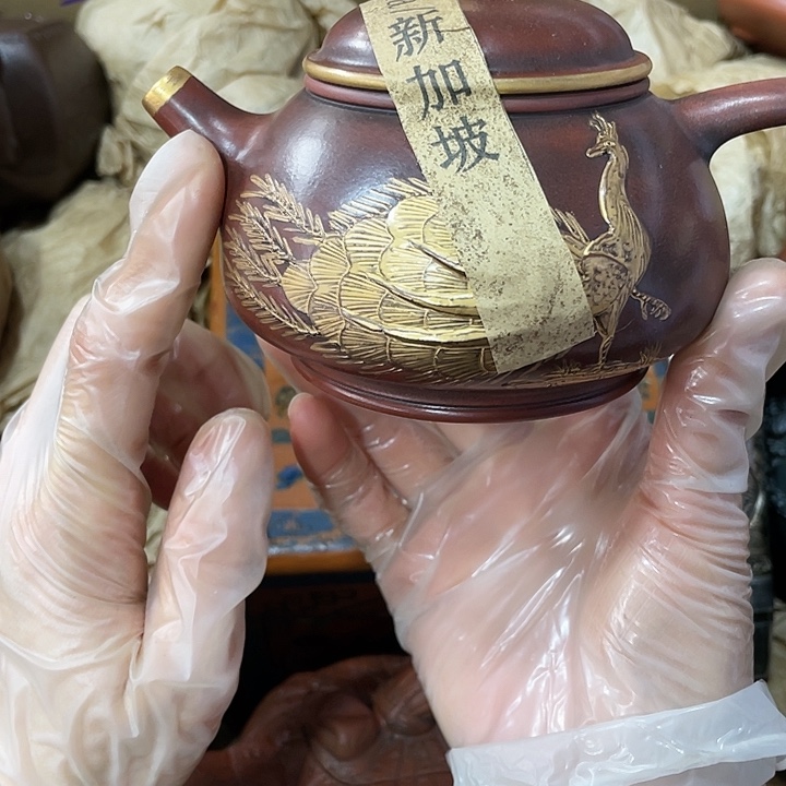 紫砂茶壶原矿泥料，手工制作的一把紫砂壶。