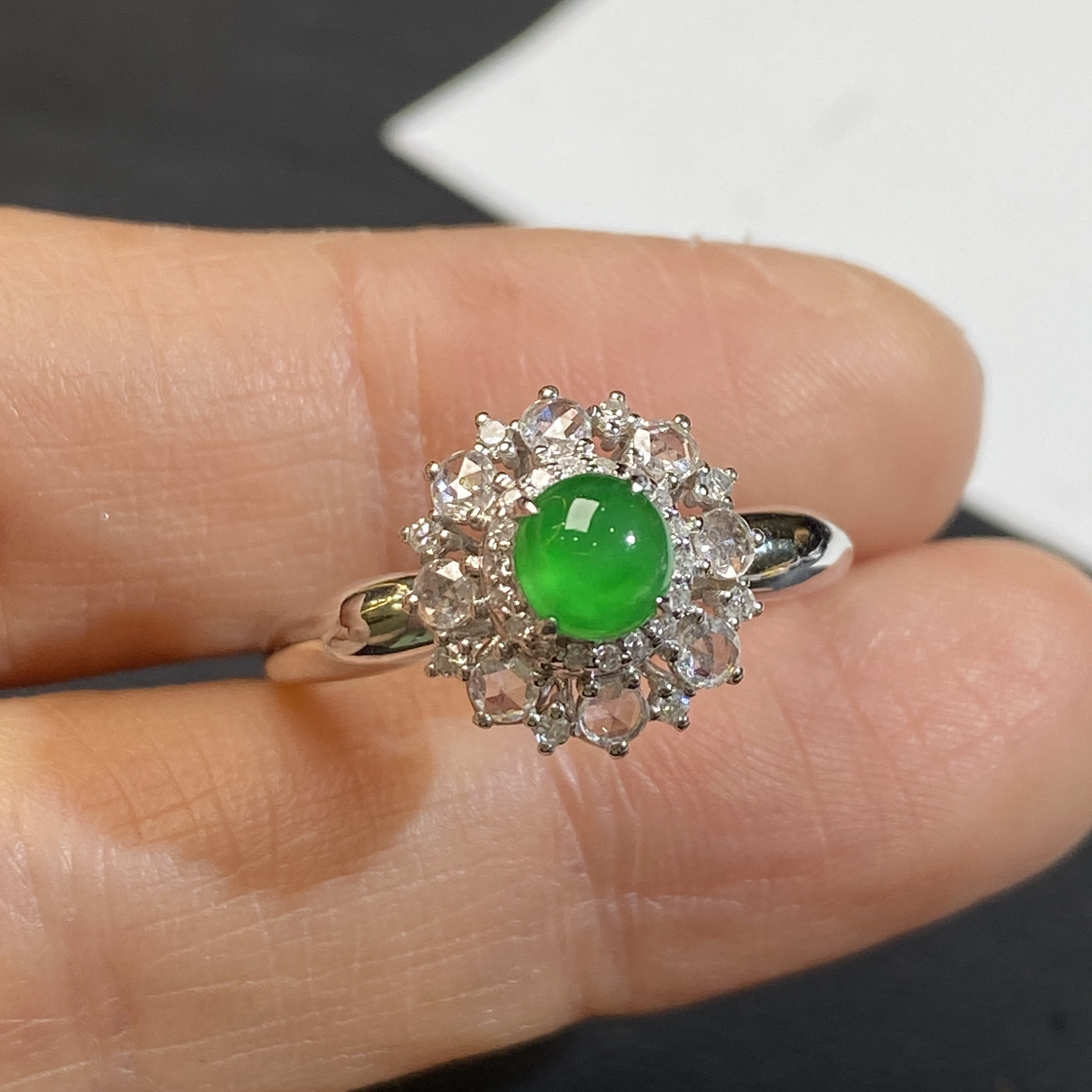 18k镶钻高冰龙石种小蛋面翡翠戒指 圈口14 冰透水润 上手精致