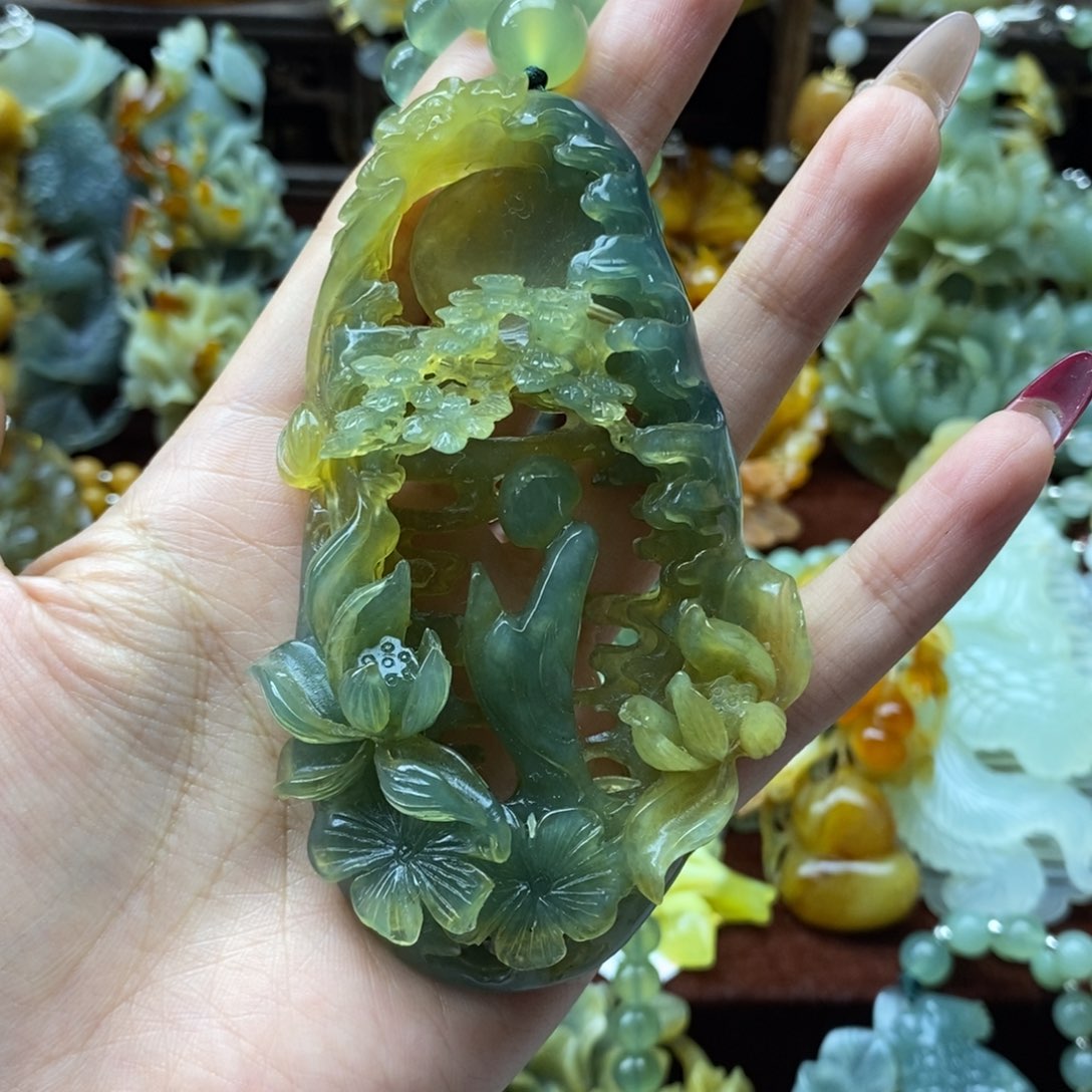 蛇纹石玉颈饰未镶嵌海**川