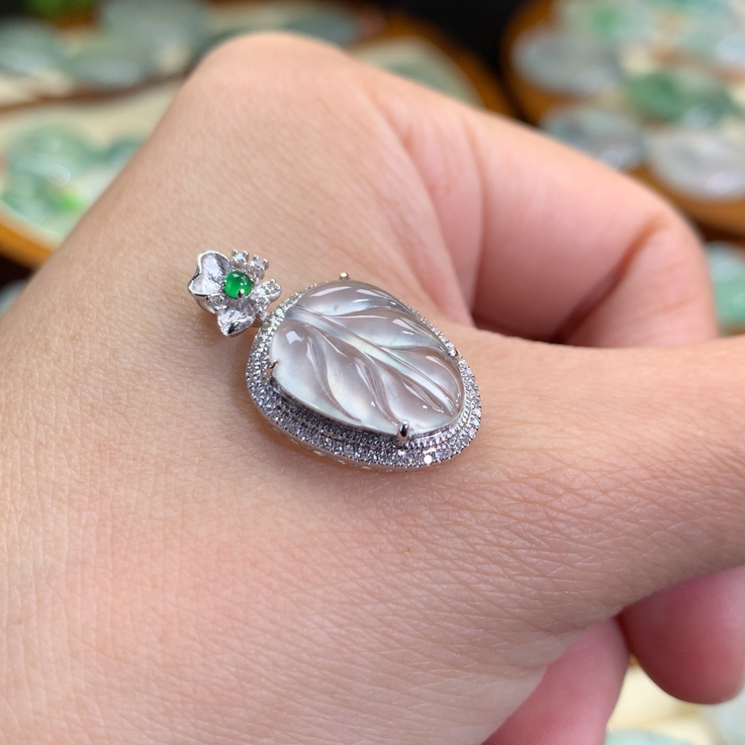 翡翠颈饰18K金镶嵌叶子