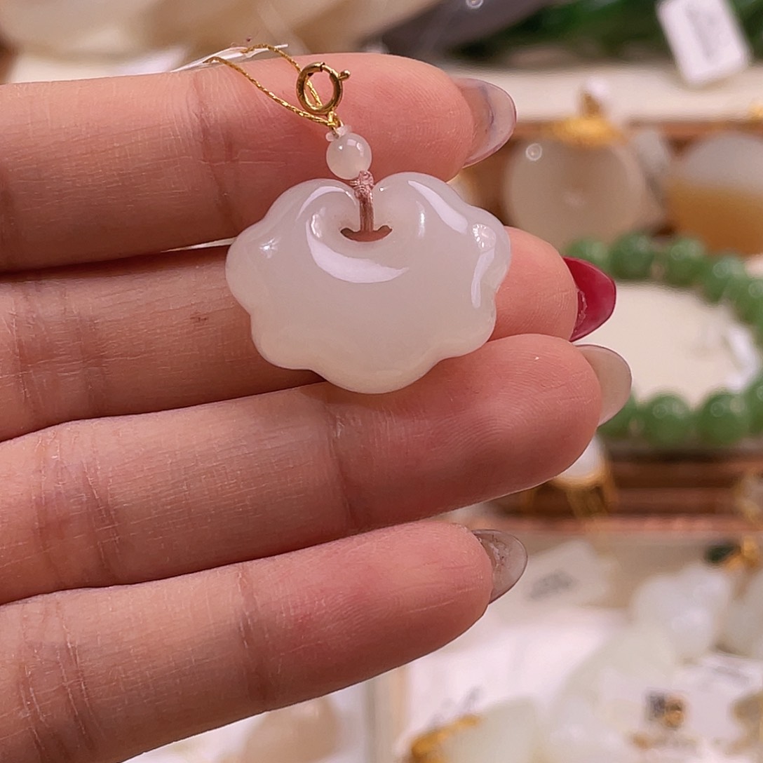 吊坠(不含链)18K金镶嵌和田玉白玉云朵锁