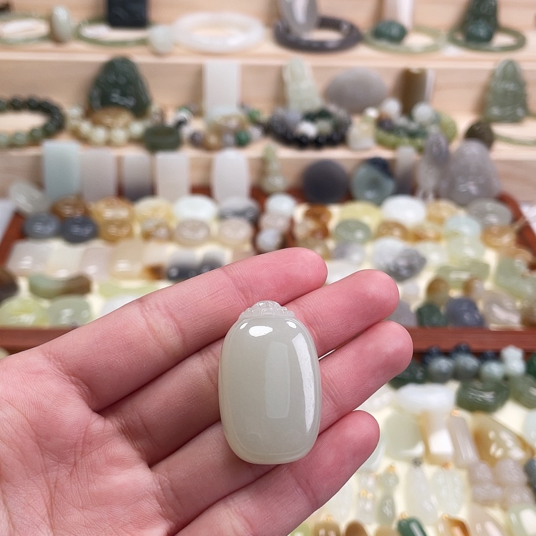 和田玉未镶嵌吊坠(赠链)