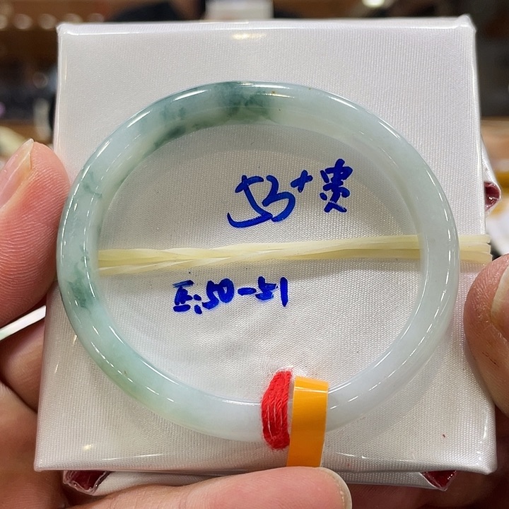 翡翠手镯未镶嵌翡翠